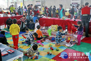 宜蘭現場徵才活動設有幼童照顧服務區，貼心服務求職者。（圖／記者陳木隆攝）