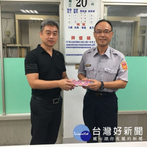 北港警分局偵查隊長郭建宏榮調，分局長廖志明及新任隊長鄧家福特別致贈紀念品並合影留念。