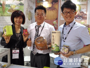 蔴鑽農坊許益堂(中)家族，國內外參展自家生產的優良產品，獲許多顧客的青睞。                                 

