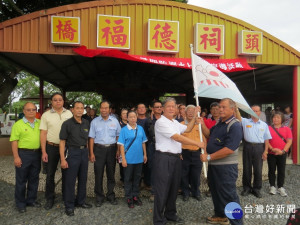 苗市公所暑期防溺宣導暨祭水神活動，市長邱炳坤授旗給苗栗市河川巡防隊。（記者許素蘭／攝）