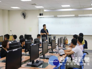 

弘光科技大學資訊管理系協助弱勢團體及微型創業者提升競爭力，與畢業的校友、技優資訊公司、藍海商學院等民間單位，舉辦兩天的國際電腦軟體證照體驗課程。（記者陳榮昌攝）