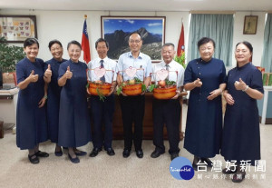 雲林區慈濟志工懷抱感恩的心，前往北港警分局暨各警所慰問第一線基層員警，祝福每位員警都能平安與健康。（記者陳昭宗拍攝）