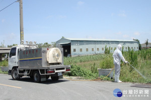 動保處防治所派遣消毒防疫車至酪農戶飼養區附近道路及溝渠等區域進行消毒。