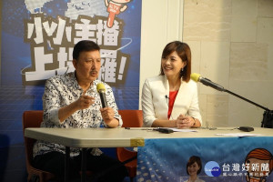 藝能界大哥大、民進黨新北市黨部主委余天，以及參選新北市議員的主播彭佳芸，兩人於主播體驗營再度同台，受到地方政壇的矚目。（圖／光之愛全人關懷協會提供）