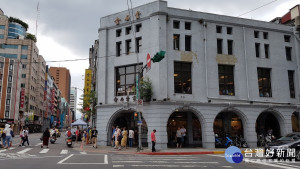進入尾聲最後兩日金石堂推出36小時不打烊服務，店內爆滿人潮，許多老顧客趕緊把握最後一天營業時間，到現場朝聖搶看它最後一眼，向這家百年洋樓書店道別，也有人趁機「挖寶」、在牆面留言，路過民眾紛紛拿起相機拍照，記錄老店最後的身影。