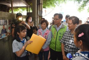 「講講8巷」路舊宿舍群導覽，小小導覽員向縣長魏明谷以及與會貴賓導覽解說。