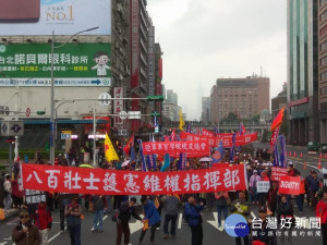 國防部25日表示，該部正按程序寄發「已退軍職人員退除給與重新計算通知函」，對於國防部或各軍種司令部寄發之通知函如有疑義，可於收受該函30日內，繕具訴願書經由國防部或各軍種司令部向行政院或國防部提起訴願。（圖／八百壯士捍衛權益Facebook)