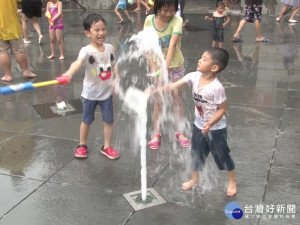 迎接炎炎夏日 竹市府前戲水廣場開放