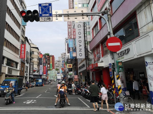 板橋區中山路與重慶路口，因鄰近府中商圈及捷運府中站等各方向行人交通量均大，現況日間已設置行人保護(專用)時相。（圖／記者黃村杉攝）