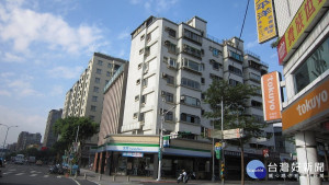 內政部宣布「租賃住宅市場發展及管理條例」（簡稱租賃條例）將於6月27日施行，讓房東出租放心，房客承租安心，產業經營用心，以保障近300萬租屋族居住權益。（圖／Wikipedia）
