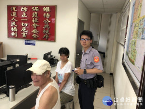 失智女子外出迷途　暖警協助返家
