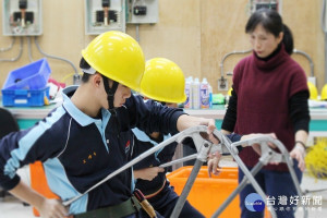 致用高中今年成立中苗海線地區唯一的「水電技術科」，因符合時代職業潮流，兩班的報名就讀，即告滿檔。（記者陳榮昌