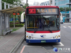 八里－板橋快速公車，途中行經八里區、五股區各重點站位，再經臺64快速道路到達板橋車站，每趟約可節省20分鐘。（圖／交通局提供）