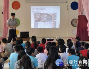 褒忠所警員前進校園宣導交通安全，強化路權等知識，讓師生瞭解相關交通法令遵守交通規則，進而擴散至家庭、社區，建立全民行的安全。