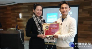 儘管勞動市場對於二度就業的女性極不友善，但全職媽媽陳美雯(左)透過到黃千碩天才學院進修腦力開發課程，最後成功創業找到事業的第二春。（圖／黃千碩天才學院提供）