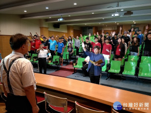 建國科大學生志工遍地開花下鄉到海外服務，學生宣誓。圖／記者鄧富珍攝