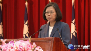 總統蔡英文今(28)日出席陸海空軍將官晉任布達暨授階典禮時表示，歷來政府都想推動卻沒做到的改革，「我們以堅定意志達成目標」。（圖／總統府YouTube）