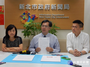 法制局長黃怡騰、教育局長林奕華、新聞局長張其強等說明市府撰具釋憲聲請書，28日已正式向司法院聲請釋憲。（圖／記者黃村杉攝）