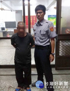 男子涉及毒品案遭雲林地檢署發布通緝，水林所員警平日落實轄區勤查，得知其遭通緝後立即前往藏匿處將人逮捕歸案。（記者陳昭宗拍攝）