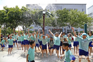 苗栗市民廣場噴泉及戲水池六月卅日起開放，文山國小學生昨搶鮮玩得超快樂。（記者許素蘭／攝）