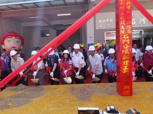 市長朱立倫親自上香祈福、主持動土典禮，議員鄭戴麗香、蔡葉偉、蔡錦賢、鄭宇恩、議會副秘書長楊義德等出席觀禮。（圖／記者黃村杉攝）