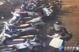 警方調出路口監視器發現涉案的竊嫌。(圖/警方提供)