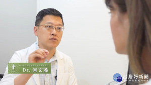 何文藻醫師仔細地替Elle講解Sculptra舒顏萃注射療程。