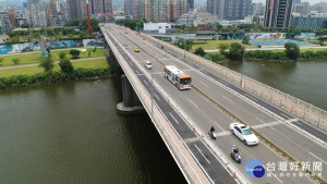 台北市工務局新工處表示，新版台北華中橋機車道、人行道，將於6月30日（週六）上午9時起重新開放，提醒用路人須注意行車速限，並留心新版華中橋機車道的路型變化。（圖／台北市工務局新建工程處）