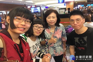 蘇鈺甯系主任至機場歡送前往日本實習的學生。