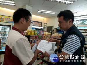 清潔大隊向店家宣導限制塑膠微粒之環保政策 
