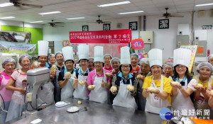 高齡長者親手揉製大湖在地獨特風味的「養生麵包」。（記者許素蘭／攝）