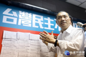 侯友宜日前首度親上火線召開記者會說明，現場貼滿一整牆超過四百張發票，侯強調全都有證據，一切合法，痛批綠營鋪天蓋地抹黑。（圖／翻攝侯友宜臉書）