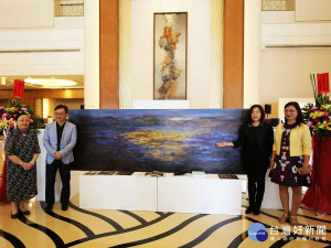 「台灣畢卡索」蘇奕榮(左二)「暮光」作品，氣勢磅礡。