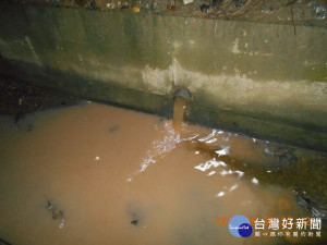 不肖業者雨天偷排廢液　屏東環警聯合查獲送辦