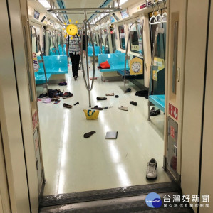 從網友照片中可以看到車廂內滿目瘡痍，許多鞋子、包包、私人物品散落一地（圖／翻攝自PTT）