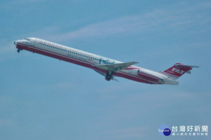 飛安會表示，7月2日晚間19時05分，遠東航空公司一架編號B-28035的MD82型客機，2日晚間傳出在飛抵台北松山機場途中，發生一具發動機失效的緊急狀況，所幸班機最後安全降落於松山機場，未釀成進一步事故。（圖／Wikipedia）