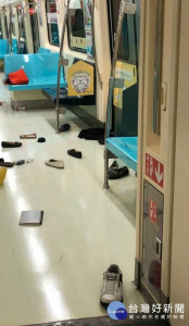 台北捷運淡水信義線4日早上約9時，發生車廂突然出現老鼠，引發多達約700位乘客向車廂後段驚慌奔逃的意外事件。（圖／PTT網友fancyooo870）