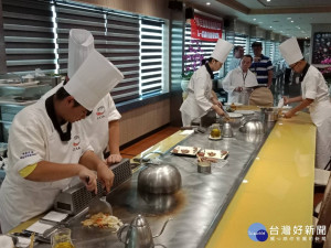 參賽學生製作鐵板料理。(圖／范文濱攝)