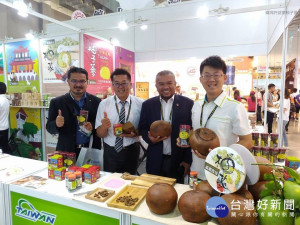 蔴鑽農坊許益堂(右4)家族，參加2018台北國際食品展，獲許多顧客的青睞。