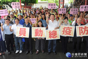 許立明肯定各局處防疫團隊合作，並感謝長期致力於社區環境的里鄰志工及清潔隊員。（圖／記者許凱涵攝）