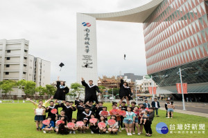 南臺科大在2018年台灣最佳大學排行取得佳績，將是全體師生持繼續往一流大學大步邁進的驅動力。