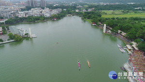 徐玉樹指出，龍潭大池觀光吊橋在拆除後（見圖），光重建工程就流標了4次，主因就是標價過低，導致廠商不願意投標。