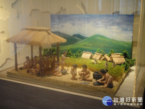 科博館新推出古代人故事展覽中的史前生活復原模型。（圖／國立自然科學博物館）