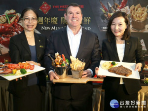 香格里拉台南飯店總經理凱德曼(中)、餐飲部總監徐雯珊(左)及行銷公關部經理卜怡筠(右)正式宣布新菜上市。