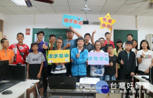 雲林家扶看見偏鄉資訊教育資源缺乏，邀請鷹展國際教育公司團隊，教導偏鄉學童程式設計，培養資訊教育的全新體驗。（記者陳昭宗拍攝）