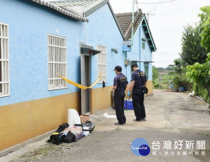 北港鎮新厝里一處民宅驚傳命案，警方報請雲林地檢署檢察官率法醫相驗，並朝他殺方向積極偵辦。（記者陳昭宗拍攝）