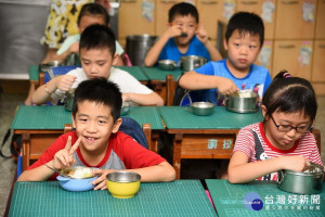 林明溱縣長為學童辦理免費營養午餐。（南投縣政府提供）