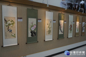 楊梅區戶政事務所舉辦「真正有藝思─郭真鳳彩墨花鳥展」，展出34幅精彩畫作。

