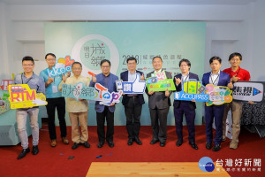 經濟部中小企業處吳明機處長(右三)與香港、新加坡、馬來西亞、菲律賓、美國等進口商代表共同攜手，帶領臺灣OTOP優質產品飛向國際。