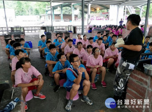 教育部6日修正發布「國民小學與國民中學班級編制及教職員員額編制準則」，提高一般地區國中每班教師員額編制至2.2人，並增訂偏遠地區國民小學及國民中學教師員額編制之設算方式。預計此一調整，全國國中小可望3年內多出2493名教師缺額。（圖／Flickr帳號褒忠國中雲端網）